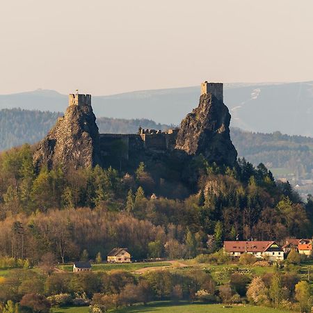 Hotel Trosky Troskovice エクステリア 写真