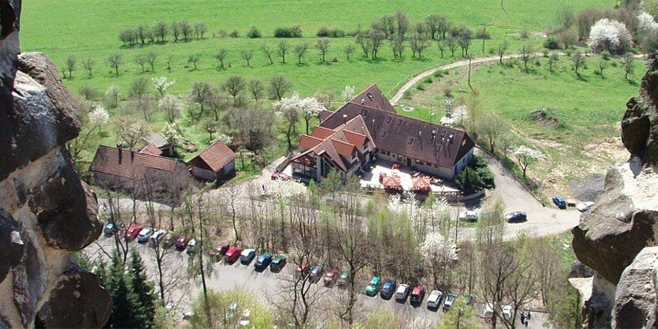 Hotel Trosky Troskovice エクステリア 写真