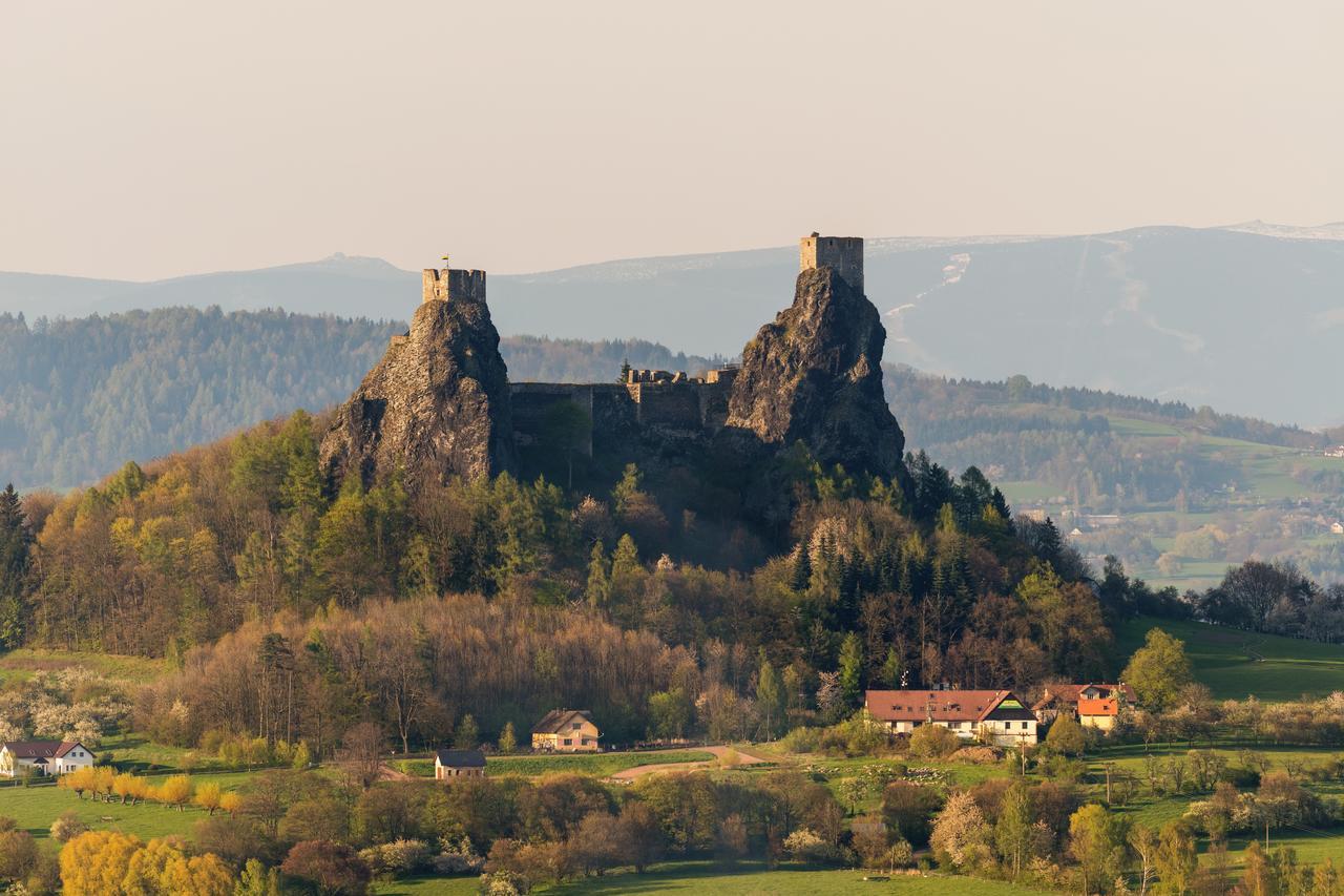 Hotel Trosky Troskovice エクステリア 写真