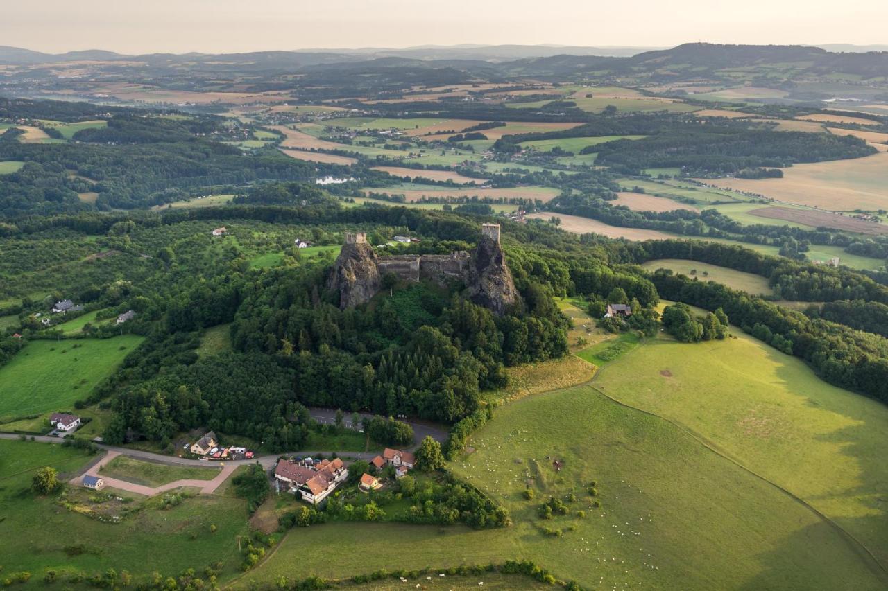 Hotel Trosky Troskovice エクステリア 写真